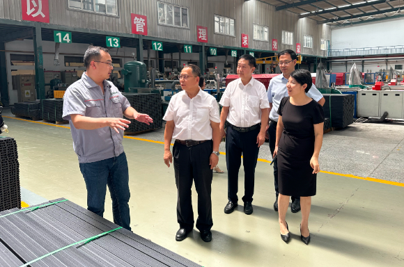 在考察過程中，代表團還訪問了多家塑料企業，其中包括了杭州明象科技有限公司、浙江中財型材有限責任公司以及浙江同正管道技術有限公司等。他們與企業高層進行了座談，了解了企業的發展歷程、產品研發、市場拓展和主要客戶情況。同時，代表團也提供了專業意見和建議，鼓勵企業參與更多行業活動，拓展品牌形象，并加強與協會的合作。