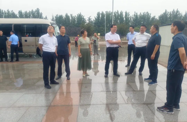 王琪華首先蒞臨諸城涌安橡膠工程輪胎建設(shè)項(xiàng)目，仔細(xì)聆聽了項(xiàng)目負(fù)責(zé)人的介紹，詳細(xì)了解了各個(gè)項(xiàng)目的進(jìn)展情況，全面了解了項(xiàng)目中遇到的問題。隨后，與現(xiàn)場人員一起深入討論，共同探討解決項(xiàng)目推進(jìn)中的難題。