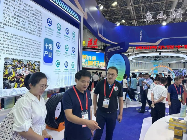 二十三屆中國(guó)國(guó)際投資貿(mào)易洽談會(huì)在福建廈門(mén)順利舉行，吸引了來(lái)自世界各地的企業(yè)參展。在這個(gè)盛大的國(guó)際活動(dòng)上，山東省唯一受邀的輪胎企業(yè)，華盛橡膠，閃耀登場(chǎng)，向觀眾展示了其最新的創(chuàng)新產(chǎn)品。