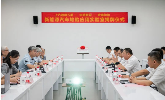 與上汽通用五菱密切合作的合作伙伴之一，玲瓏輪胎也在汽車產業中扮演著重要的角色。他們多年來一直致力于提高零部件的質量，以滿足客戶對高品質和高性能輪胎的需求。這些努力得到了全球60多家汽車廠的認可，使其成為中國輪胎行業的佼佼者。