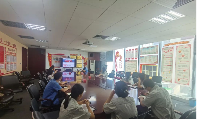 據(jù)了解，延長(zhǎng)橡膠對(duì)2023年的發(fā)展制定了新的目標(biāo)，積極進(jìn)行經(jīng)營(yíng)模式的調(diào)整以推動(dòng)產(chǎn)銷(xiāo)平衡。他們堅(jiān)持著“擴(kuò)增量與調(diào)結(jié)構(gòu)”雙管齊下的原則，努力完成全年目標(biāo)任務(wù)。上半年，延長(zhǎng)橡膠在全鋼市場(chǎng)完成了全年銷(xiāo)售目標(biāo)的58%，而在半鋼市場(chǎng)，銷(xiāo)售目標(biāo)達(dá)到了54%。