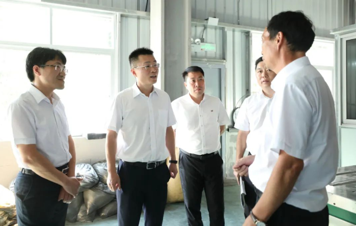 浙江省臺州市三門縣委書記陳曦一行前往珠岙鎮(zhèn)，就橡膠行業(yè)的優(yōu)化提升工作展開深入調(diào)研。此次行動旨在進一步充分發(fā)揮三門縣在橡膠資源方面的優(yōu)勢，將其轉(zhuǎn)化為可持續(xù)發(fā)展的競爭優(yōu)勢。