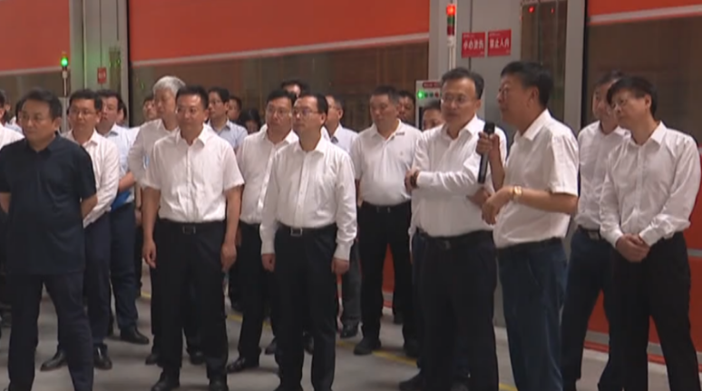 近日，江蘇省制造業智能化改造數字化轉型工作推進會在宿遷召開，會前胡廣杰副省長、劉浩市長及省工信廳、發改委、科技廳等領導一行參觀了江蘇三元輪胎有限公司全鋼子午線輪胎智慧工廠。