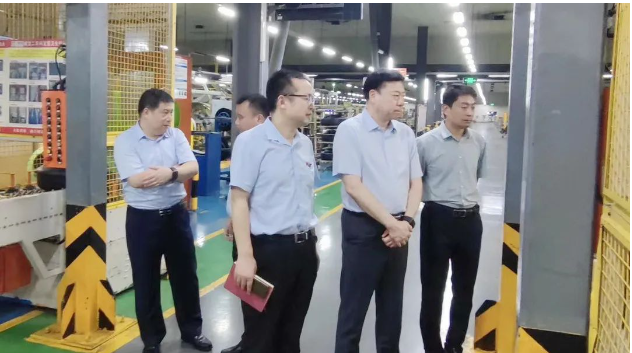 侯宇剛還深入參觀了萬力輪胎公司的生產車間，詳細了解了設備運行、質量控制、工藝工序、科技研發和物流運輸等方面的情況。這一行動有望為兩家企業未來的合作提供更多有力支持。