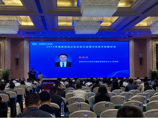 會(huì)議第一天，橡膠制品分會(huì)專家組(擴(kuò)大)會(huì)議召開，會(huì)議聚焦行業(yè)的熱點(diǎn)問題，深入討論了多個(gè)議題。其中包括新能源、新基建、5G等新領(lǐng)域?qū)ο鹉z制品行業(yè)的影響和發(fā)展趨勢(shì)，以及如何應(yīng)對(duì)橡膠制品產(chǎn)業(yè)鏈重組和出口問題，探討碳排放、減碳措施以及綠色發(fā)展問題，以及信息化對(duì)提升行業(yè)質(zhì)量、技術(shù)和管理水平的作用，還就品牌和標(biāo)準(zhǔn)在行業(yè)高質(zhì)量發(fā)展中的角色進(jìn)行了深入探討。