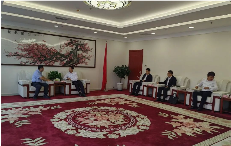 陜西延長石油西北橡膠有限責任公司總經理張航偉率領團隊，前往彬州市考察高端能源化工園區項目的建設情況。