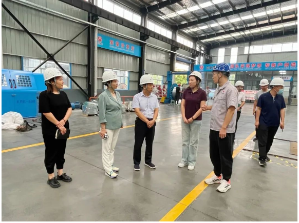 焦作市政府高層代表團(tuán)于9月20日蒞臨河南華東電纜股份有限公司，對(duì)其二期重點(diǎn)項(xiàng)目建設(shè)情況進(jìn)行了深入調(diào)研。本次代表團(tuán)成員包括焦作市人大財(cái)經(jīng)委主任畢明奇、市發(fā)改委副主任景國紅等，與之同行的還有修武縣發(fā)改委副主任付英祖、經(jīng)開區(qū)黨工委委員、科技和人力資源局局長王愛萍等政府官員。華東電纜外聯(lián)副總青炎飛陪同進(jìn)行了調(diào)研。