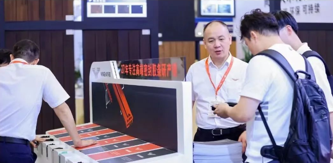 據了解，榮基公司在本次展會上展示了一系列密封膠條產品，包括TPV三復合膠條、三元乙丙膠條、氯丁橡膠膠條和硅膠膠條等，這些產品廣泛應用于門窗幕墻、家用電器、光伏等多個領域，為高品質生活提供全方位的支持。