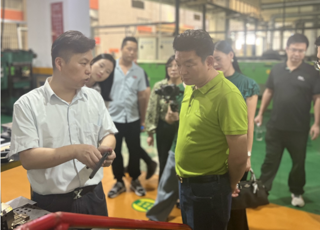 榮基塑料制品有限公司一直以來致力于創新和卓越，為門窗行業提供高品質的密封膠條產品。在曾奎會長的引領下，走訪團成員深入參觀了榮基公司的智能化車間。2022年底，榮基對其煉膠中心進行了全面煥新升級，引進了全自動上輔機和下落式密煉機混煉膠系統，并植入了自動化管理系統，這不僅進一步提高了產能，也徹底提升了企業的智能化管理水平。