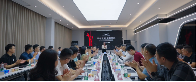 在隨后的座談會上，雙方進行了深入的交流與探討。座談會由榮基公司總經理劉進容主持，他詳細介紹了榮基的發展歷程、技術優勢和經典項目。特別值得一提的是，劉總還詳細闡述了榮基專為門窗企業研發的全新整框焊接密封膠條的性能和優勢，引起了在座嘉賓的濃厚興趣。