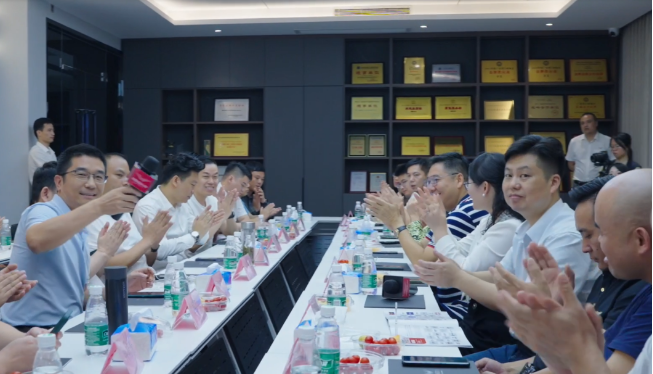 此次考察活動不僅讓廣東省門窗協會的成員們更深入地了解了榮基密封膠條的研發和生產過程，也讓他們深切感受到了榮基26年來一直堅持的“以技術取勝”的初心。高質量發展已經成為時代主題，門窗行業的提升也是不可逆轉的趨勢。榮基愿與門窗企業攜手同行，共同為人們提供更高品質的生活保障。