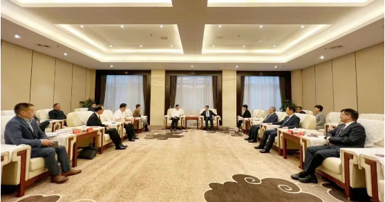 濮陽市委書記萬正峰在2023亞太涂料產業發展大會召開前夕會見了涂料行業的重要人物。與會者包括中國涂料工業協會會長劉普軍、名譽會長孫蓮英，以及來自多家涂料企業的高層代表。會議旨在加強合作關系，共同探討涂料產業的發展前景。