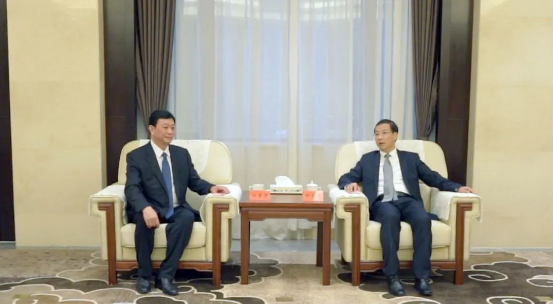 萬正峰書記在會見中指出，濮陽市地理位置優越，是豫東北地區的重要中心城市之一。近年來，濮陽市積極推動產業升級和轉型發展，形成了以石油化工、裝備制造、食品加工等為主導的產業體系。涂料產業作為其中的重要分支，正蓬勃發展。中國·濮陽綠色涂料產業園作為全國首家綠色涂料產業園，已吸引了眾多知名企業如展辰、東方雨虹、三棵樹、立邦等入駐，展現出廣闊的發展前景。