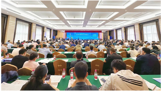 萬正峰指出，涂料產業正處于轉型升級的關鍵時期，隨著我國城鎮化進程的加速以及居民消費結構的升級，這一行業正迎來高速增長的機遇。濮陽市將繼續加大對涂料產業的支持力度，強化創新驅動，積極建設國家級和省級石化科研平臺和重點實驗室。此外，濮陽將進一步完善政策，提供更多支持綠色涂料產業發展的政策舉措，為企業提供更好的投資環境和服務。