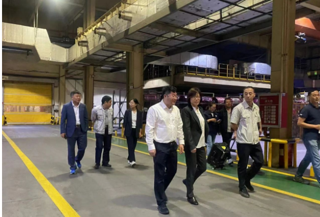 之后，徐文英一行到延長橡膠公司、高壓膠管分公司、膠布制品分公司、橡膠制品分公司、橡膠新材料分公司等生產車間進行了現場調研，張航偉總經理詳細介紹了各個公司的生產經營狀況、產品發展現狀以及未來的規劃設想。同時，他們就產業轉型升級進行了深入交流。