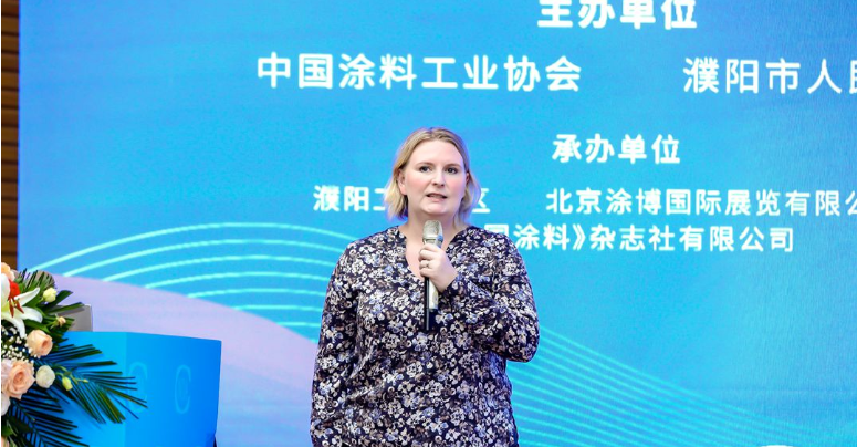 2023亞太國(guó)際涂料產(chǎn)業(yè)發(fā)展大會(huì)于近日在中國(guó)河南省濮陽(yáng)市盛大舉行。大會(huì)吸引了來自國(guó)家相關(guān)部委、世界涂料理事會(huì)、亞洲涂料理事會(huì)以及國(guó)內(nèi)外知名涂料企業(yè)的400余名代表參加。在會(huì)議期間，佐敦涂料東北亞總監(jiān)Michelle Ystad Eriksen女士發(fā)表了主題為“涂料產(chǎn)業(yè)可持續(xù)發(fā)展路徑分析”的重要演講。