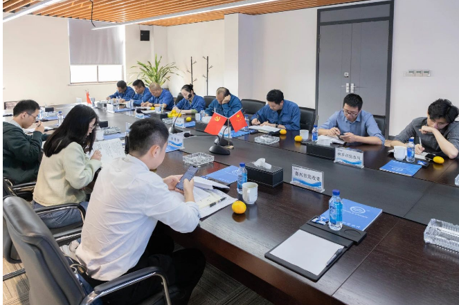 浙江省發(fā)展改革委員會(huì)社會(huì)研究室的陳靜靜、曾振偉一行于10月12日在嘉興市發(fā)改委、桐鄉(xiāng)市發(fā)改局領(lǐng)導(dǎo)陪同下前往浙江雙箭橡膠股份有限公司進(jìn)行調(diào)研和指導(dǎo)。雙箭股份董事長(zhǎng)沈耿亮以及副總裁郎洪峰的熱情接待并陪同座談。