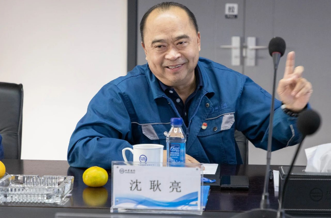 在座談會(huì)上，董事長(zhǎng)沈耿亮熱烈歡迎領(lǐng)導(dǎo)一行的到來，并對(duì)省、市領(lǐng)導(dǎo)一直以來的關(guān)心和支持表示感激。圍繞著"兩業(yè)融合"的主題，他詳細(xì)介紹了公司的生產(chǎn)經(jīng)營(yíng)情況、各項(xiàng)投資項(xiàng)目的建設(shè)進(jìn)展以及產(chǎn)業(yè)鏈的延伸發(fā)展規(guī)劃。沈董表示，政府對(duì)民營(yíng)經(jīng)濟(jì)的高度重視是企業(yè)穩(wěn)步發(fā)展的動(dòng)力。雙箭股份將繼續(xù)專注于主營(yíng)業(yè)務(wù)，在物料輸送領(lǐng)域不斷深耕，積極響應(yīng)省政府提出的"兩業(yè)融合"倡議，發(fā)揮龍頭企業(yè)的示范作用，緊抓發(fā)展機(jī)遇，提升市場(chǎng)競(jìng)爭(zhēng)力和行業(yè)影響力，積極推動(dòng)浙江民營(yíng)企業(yè)參與構(gòu)建新的發(fā)展格局。