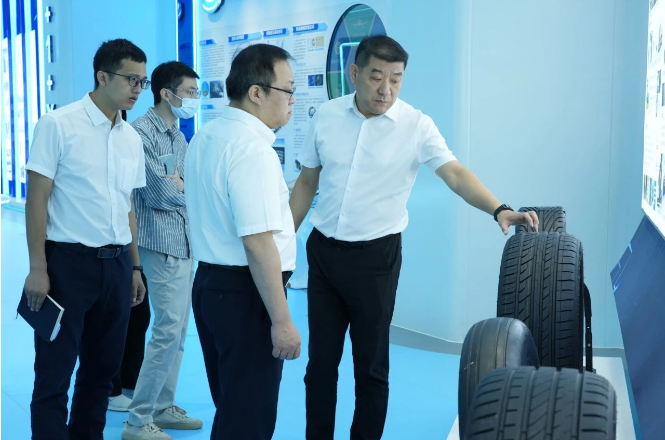 廣汽埃安新能源汽車股份有限公司副總經(jīng)理鄭純麒率領(lǐng)一支高層代表團(tuán)于10月12日上午前往黃埔輪胎進(jìn)行實(shí)地考察。黃埔輪胎總經(jīng)理王林龍親自接待了這次考察團(tuán)隊(duì)。