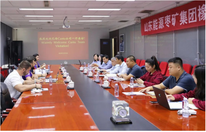接下來，雙方就深化合作的相關(guān)事宜進(jìn)行了深入交流與討論。  宋二華表示，豐源輪胎公司將盡最大努力為Cantu公司提供更高品質(zhì)的產(chǎn)品和更優(yōu)質(zhì)的服務(wù)。他希望這次交流成為雙方進(jìn)一步加強(qiáng)合作與發(fā)展的契機(jī)，實(shí)現(xiàn)互利共贏。
