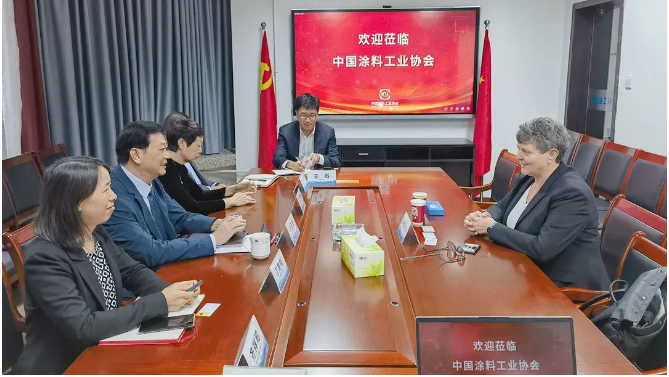 劉普軍會長強調，中國涂料工業協會與德國文森公司之間有多年的合作基礎，取得了卓有成效的成果。合作出版的《歐洲涂料雜志》(中文版)在行業內反響良好，同時在低VOC涂料配方技術培訓和歐洲涂料學院培訓方面也取得了示范效應。