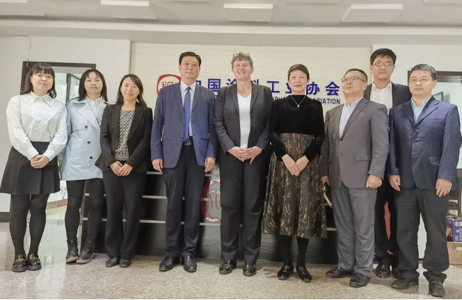 So<i></i>nja Schulte女士表示，她完全贊同劉普軍會長的看法，并表示文森公司對中國涂料行業懷有深厚的感情，希望與中國合作伙伴進一步深化合作，開展更多涉及中國涂料行業的業務。