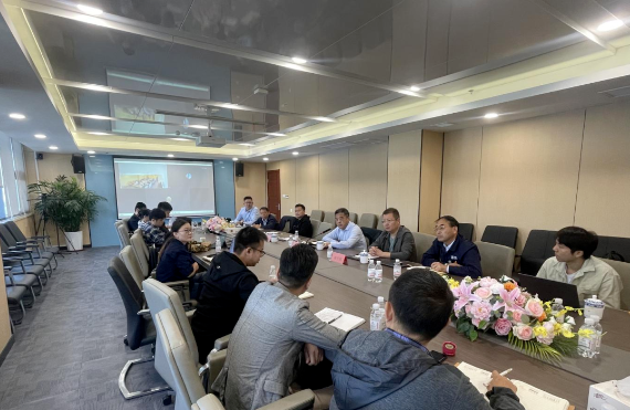 黑貓股份黨委副書記兼董事長魏明出席了青島黑貓研究院新產(chǎn)品推廣協(xié)調(diào)會。會議還邀請了黑貓股份副總經(jīng)理楊林、黑貓股份炭黑事業(yè)部負責人戚倫輝、青島黑貓負責人王宏，以及黑貓股份旗下各基地相關(guān)部門負責人出席。