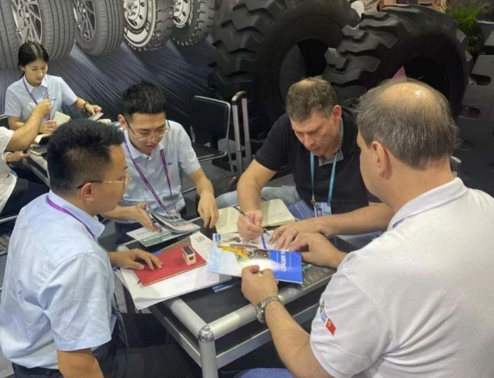 在廣交會展期內，棗礦橡膠的銷售團隊接待了約200名新老客戶，涵蓋了大約50個國家和地區。這些客戶對公司提供的全品類產品品質給予了高度評價，對其表現出極大的滿意度。