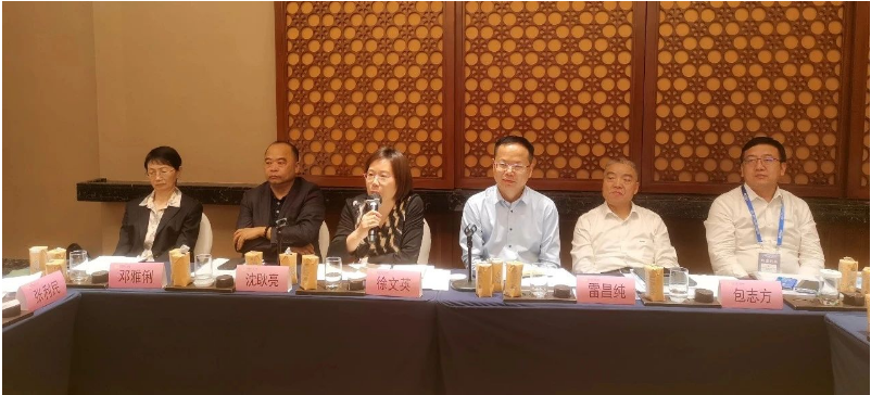 徐文英分享了她通過行業(yè)調(diào)研和企業(yè)走訪得出的結(jié)論，認(rèn)為成功企業(yè)都有共同點(diǎn)，包括積極的企業(yè)文化、科技創(chuàng)新和長(zhǎng)期發(fā)展規(guī)劃。她鼓勵(lì)與會(huì)代表堅(jiān)持信念、堅(jiān)持勤奮工作和追求新的領(lǐng)域，相信中國(guó)橡膠行業(yè)將不斷發(fā)展壯大。