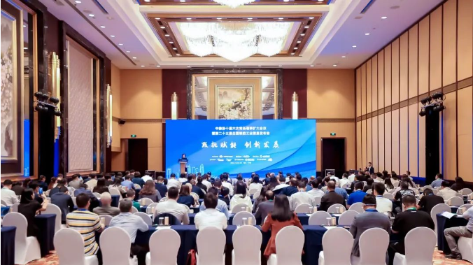 會議的另一個主題之一是“數據賦能”，各發言人和嘉賓都帶來了最新的統計數據信息，分析了不同行業的經濟運行情況以及未來的發展趨勢。