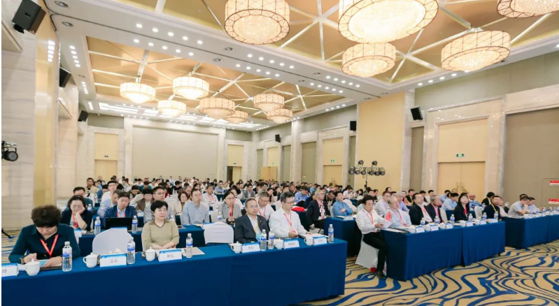 2023年合成橡膠行業發展大會暨專家委員會會議于2023年10月30日—11月1日在山東省青島市圓滿召開，來自100余家企業的近200名代表參加此次會議。中國合成橡膠工業協會會長梁愛民、名譽會長胡杰、監事長齊潤通，以及副會長莊毅、龔光碧、姜朝陽和秘書長李迎等協會領導出席會議，李迎秘書長主持了會議。  此次大會由上海期貨交易所聯合主辦，國家橡膠與輪胎工程技術研究中心、上海好運物流有限公司、天津利安隆新材料股份有限公司等單位協辦。