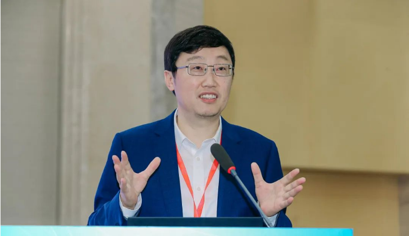 專家委員會會議由協會秘書長李迎主持，專家委員會主任張立群院士對協會專家委員會的工作結構和專家力量的協同作用給予高度評價，同時提出了關于產學研用深度融合以及合成橡膠行業高質量發展方向的建議。