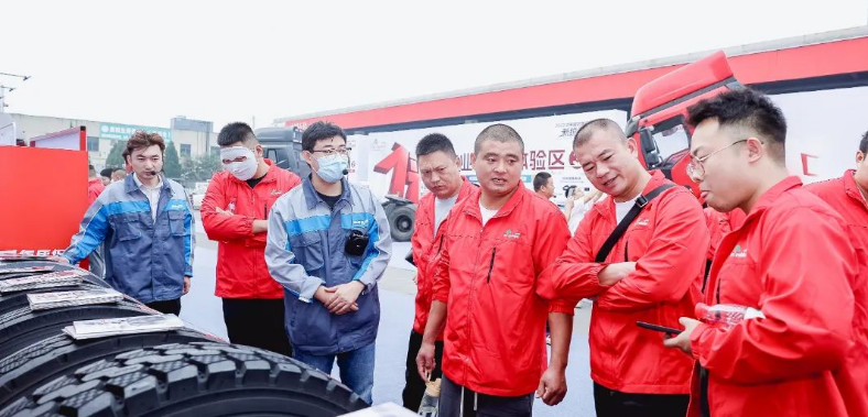 在接下來的環節中，中策橡膠銷售公司副總經理丁雨波為六大品牌全國新銳10強門店頒發了獎項。會上，來自工廠的專家和最強新銳冠軍門店代表也發表了演講，分享了他們的經驗和方法。