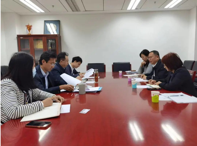 中國(guó)塑協(xié)理事長(zhǎng)王占杰攜帶秘書長(zhǎng)焦紅文、副秘書長(zhǎng)兼經(jīng)濟(jì)合作部主任賈寧以及辦公室主任劉曉慧，于2023年11月2日拜會(huì)了工信部消費(fèi)品工業(yè)司司長(zhǎng)何亞瓊，雙方就推動(dòng)塑料制品行業(yè)高質(zhì)量發(fā)展進(jìn)行了深入座談交流。