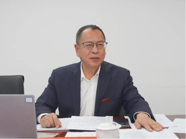 王占杰理事長在總結發言中首先介紹了我國塑料加工業前三季度的經濟運行情況。盡管面對復雜嚴峻的國際環境和需求不足，我國塑料加工業仍在努力應對，總體呈現出穩步恢復向好的態勢。前三季度，各項經濟運行指標普遍好于預期，塑料制品產量持續增加，利潤率呈上升趨勢，出口同比降幅收窄。我國塑料加工業具有巨大的潛力和韌性，發展穩定，長期向好的基本面仍然堅實。