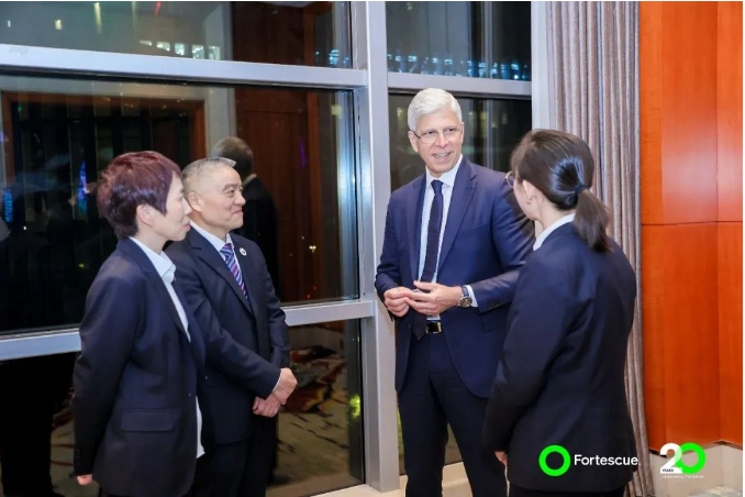 寶通科技與Fortescue me<i></i>tals Group的合作關系深厚，董事長包志方曾多次率團前往澳大利亞，與Fortescue在珀斯總部和黑德蘭港等地進行密切交流，留下了寶通交流團的足跡。Fortescue的現場團隊對寶通的技術和產品表示高度贊譽。在2023年，Fortescue的各團隊共三次前來寶通進行訪問，雙方就寶通全球化的現場服務以及新技術應用展開了更深入的探討。特別是在綠色生產和碳中和方面，寶通科技與Fortescue都堅定地擁有相同的理念和目標。