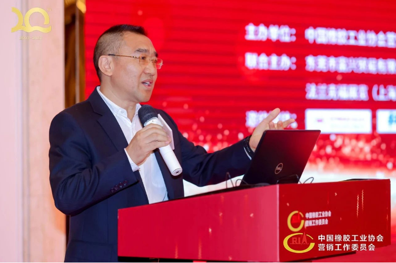 接下來，上一任中橡協副會長兼營銷工委理事長朱仁恩做近一年主要工作報告。同時寄語新一屆理事會團結一心，共同努力，開辟中國輪胎經銷商行業新局面。