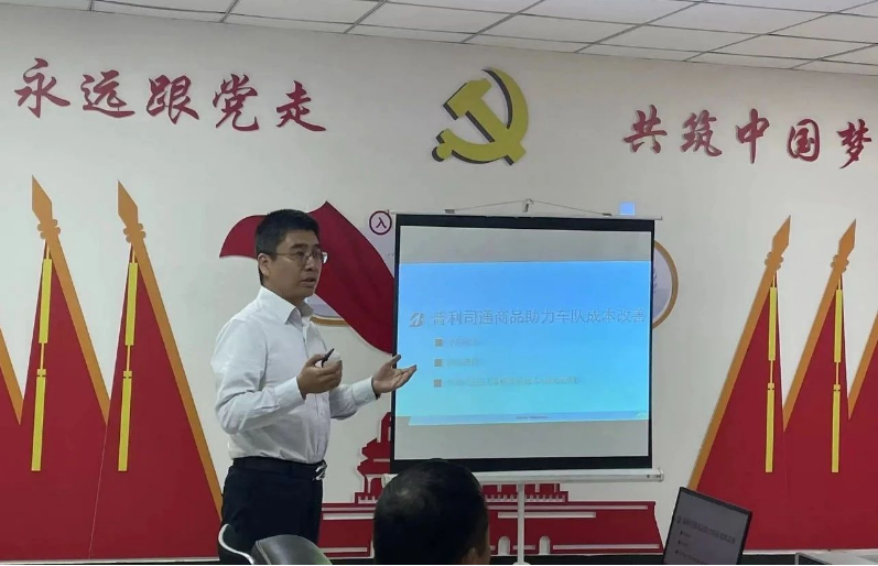 普利司通中國(guó)投資有限公司董錚課長(zhǎng)在會(huì)上詳細(xì)解讀了“普利司通”輪胎的特點(diǎn)、優(yōu)點(diǎn)以及如何實(shí)現(xiàn)省油，為廣大物流企業(yè)實(shí)現(xiàn)成本降低提供了實(shí)質(zhì)性的支持。