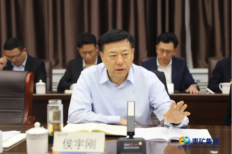 侯宇剛強調(diào)，要敏銳認識當前形勢，保持持續(xù)發(fā)力，鞏固已取得的良好發(fā)展態(tài)勢。他著重強調(diào)，必須加速橡膠產(chǎn)業(yè)的拓展和升級，使其在規(guī)模上更為龐大且更具競爭力。與此同時，他還要求加快建設(shè)橡膠產(chǎn)業(yè)研究院，提升科技研發(fā)能力，通過強化核心技術(shù)攻關(guān)為企業(yè)長遠發(fā)展提供堅實保障。在對明年工作的規(guī)劃中，侯宇剛強調(diào)要科學(xué)謀劃，敢于突破，發(fā)揮各自優(yōu)勢，形成整體合力，解決制約企業(yè)發(fā)展的問題，凝聚“一家人、一盤棋、一條心”的強大合力。
