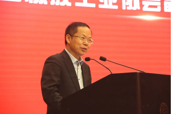 廢橡膠綜合利用分會理事長換屆大會的重大時刻也在此次會議上展開。中國橡膠工業協會副會長兼秘書長雷昌純宣讀總會有關廢橡膠綜合利用分會理事長換屆的文件，宣告朝陽華興萬達輪胎有限公司董事長趙光，接替濟南市萊蕪福泉橡膠有限公司董事長呂務民，成為新一屆理事會理事長。